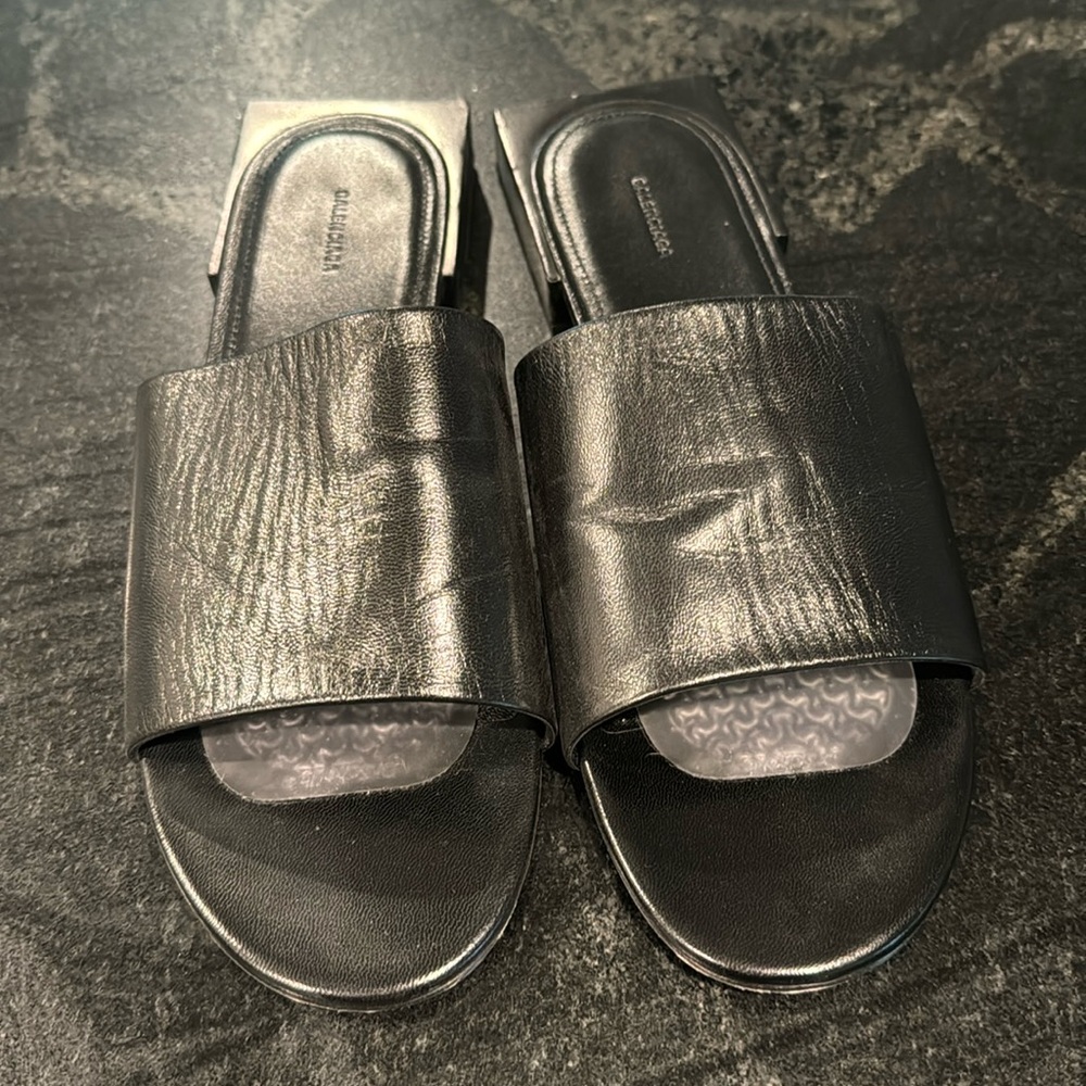 Pristine Balenciaga leather sandals size 39